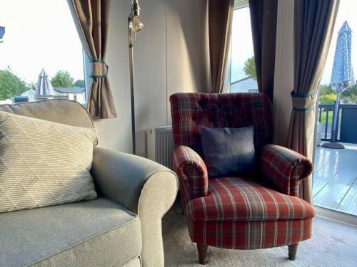 Burford, Hot Tub Lodge