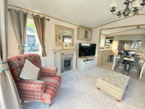 Burford, Hot Tub Lodge