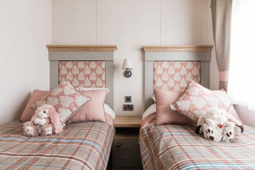 Burford, Hot Tub Lodge
