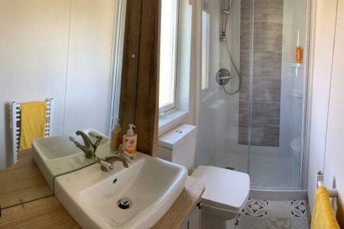 Burford, Hot Tub Lodge