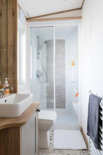 Burford, Hot Tub Lodge