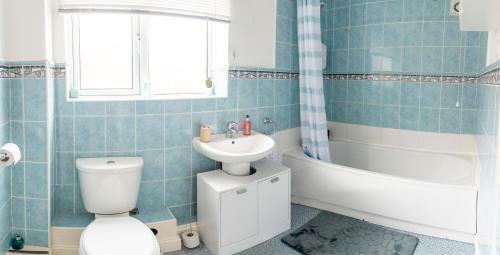 Delightful Central, Seaside Apartment-with Free Parking