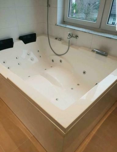 Apartamento Luxuswohnung Mit Jacuzzi N�he Flughafen K�ln/bonn