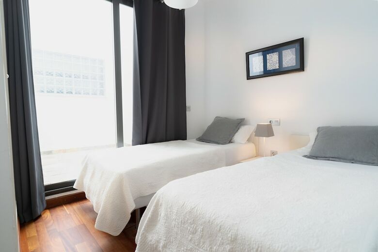 Apartamentos Azz Sevilla Torre De La Plata