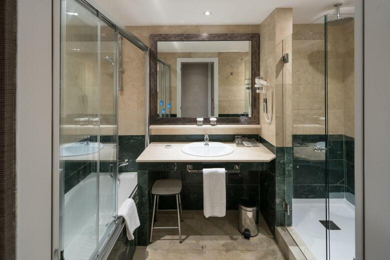 Hotel Catalonia Born