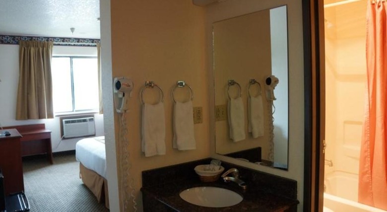 Hotel Luxury Inn & Suites