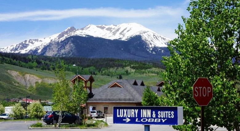 Hotel Luxury Inn & Suites