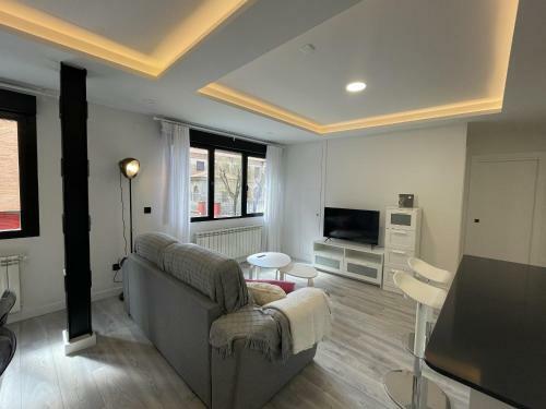 Apartamento Nuevo Con Patio, Situado En El Centro.
