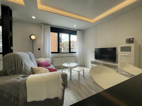 Apartamento Nuevo Con Patio, Situado En El Centro.