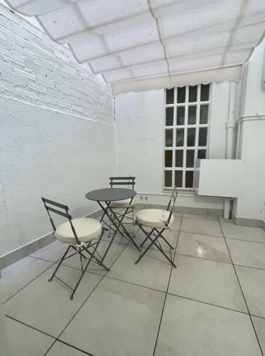 Apartamento Nuevo Con Patio, Situado En El Centro.