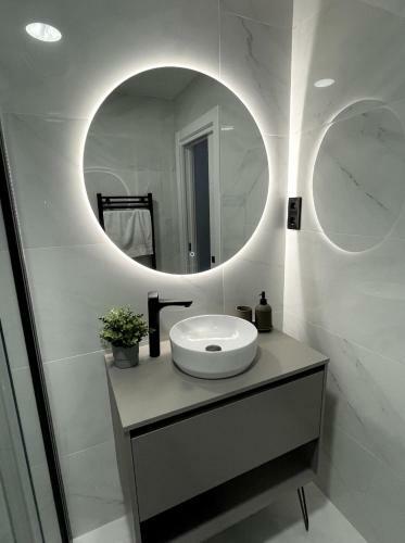 Apartamento Nuevo Con Patio, Situado En El Centro.