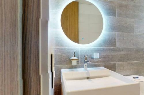 Apartamento De Dos Habitaciones Con Balcon