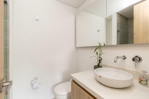 Apartamento Hermoso Apto En Poblado Con Vista Al Bosque