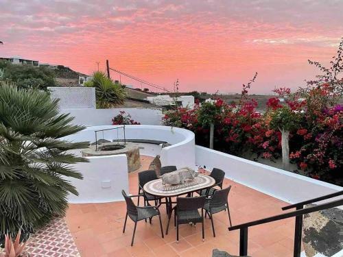 Villa Papaz In Lanzarote Spacious Pool Sea View