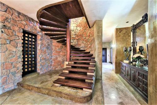 Villa New Luxury Getaway - Pool, Spa, Sunset, Views @ Casa Bella