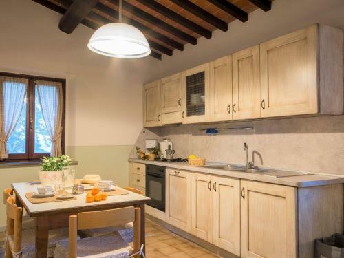 Rustic Apartment In Castelfiorentino With Swimming Pool