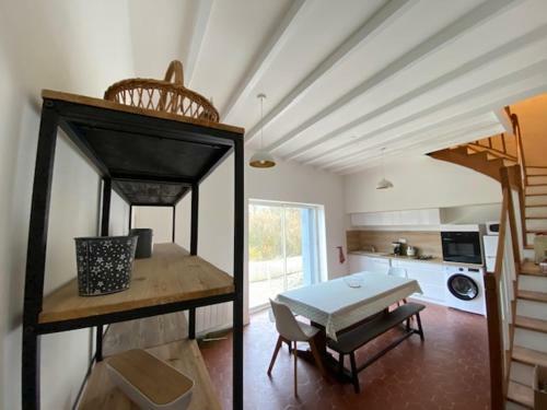 Une Mara�chine En Bord De Conche Avec Barque Sans Linge De Maison