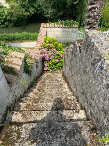 Une Mara�chine En Bord De Conche Avec Barque Sans Linge De Maison