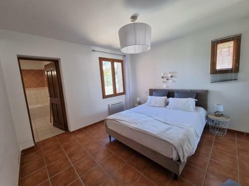 Villa Dans Le Lub�ron Avec Piscine Chauff�e Sans Vis � Vis