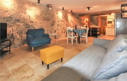 Amazing Home In Apt With 2 Bedrooms