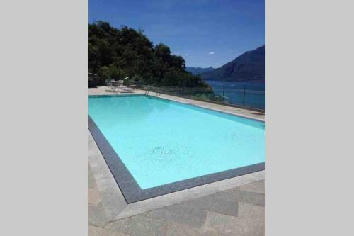 Beautiful Poolside And Stunning Lake View Gardenia