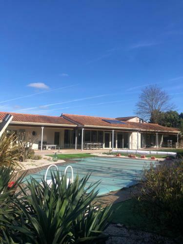 Villa Anani 9/p+1bb Piscine Chauff�e
