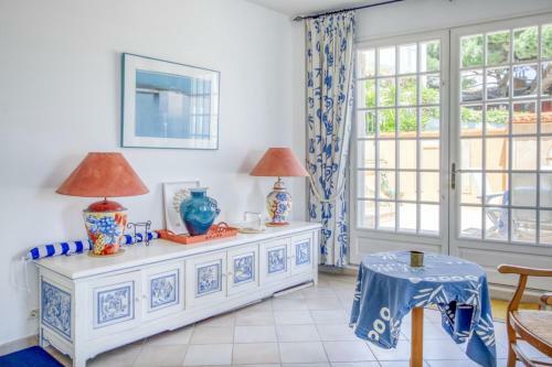 Magnificent Luxury Home With Garden In Bandol