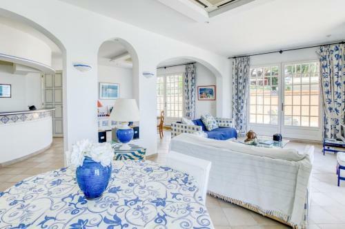 Magnificent Luxury Home With Garden In Bandol