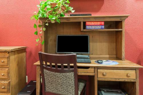 Americinn Hotel And Suites