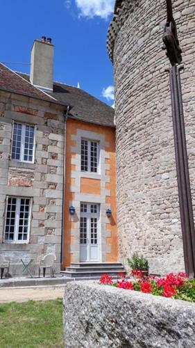 G�te Au Ch�teau De Sallebrune