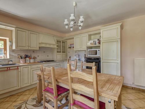 Enticing Holiday Home In Berigny With Swimming Pool
