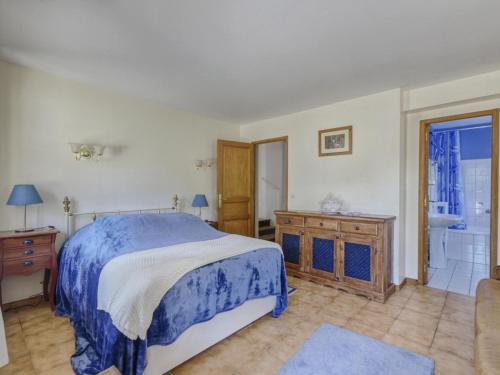 Enticing Holiday Home In Berigny With Swimming Pool