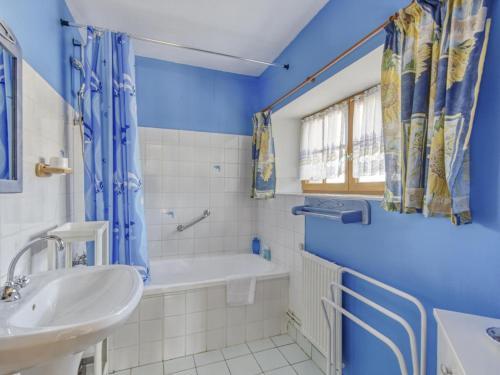 Enticing Holiday Home In Berigny With Swimming Pool