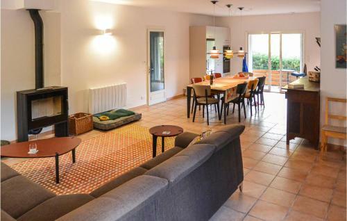 Awesome Home In Berlou With 2 Bedrooms