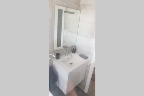 Maisonnette Sur La Voie Verte � Berz� La Ville