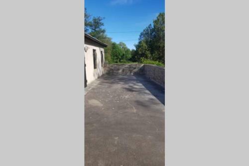 Maisonnette Sur La Voie Verte � Berz� La Ville