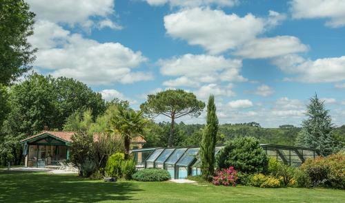 Chalet Biron - Piscine & Tennis - G�tes de Poubille