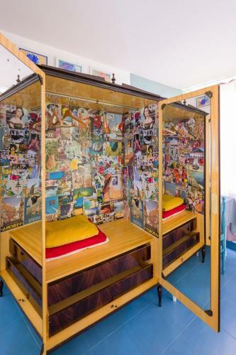 Night Galleria - Bed & Art