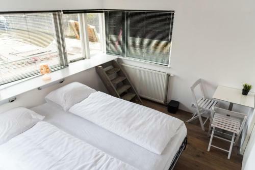 Bed & Breakfast Houseboat Next To Amstel