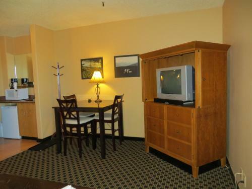 Hotel Athabasca Valley Inn & Suites