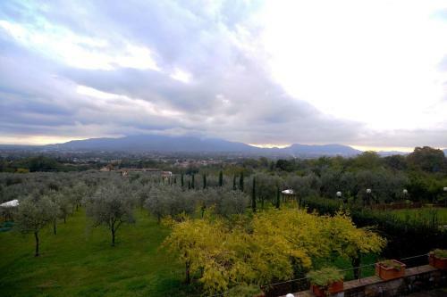 Casale Rinnovato Immerso Nella Campagna Con Splendida Piscina E Jacuzzi