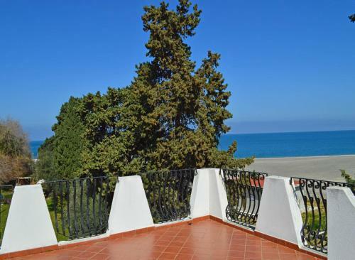 Villa Luigina - Seafront Villa In Capo D'orlando