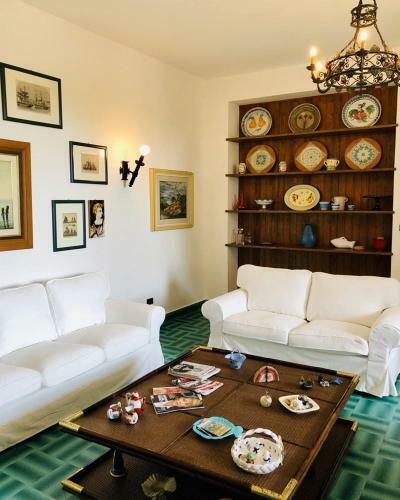 Villa Luigina - Seafront Villa In Capo D'orlando