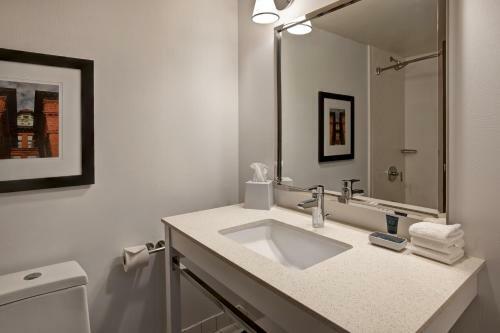 Hotel Four Points By Sheraton Peoria Downtown