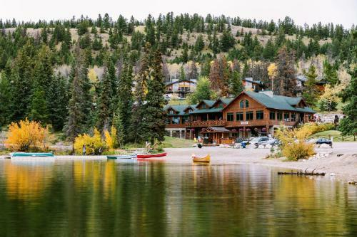 Hotel Pyramid Lake Resort