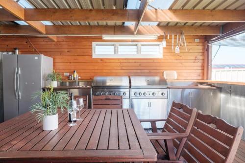 Ultimate Coastal Boaties Escape/lemon Tree Passage