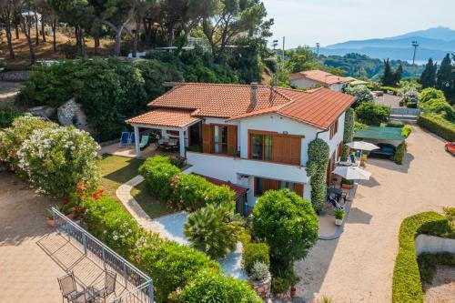 Impeccable 3-bed Apartment In Capoliveri