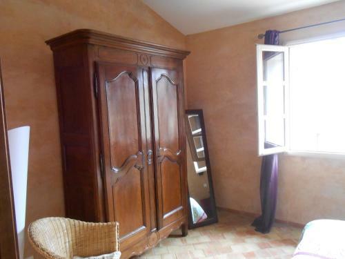 La Maison Derri�re La Fontaine