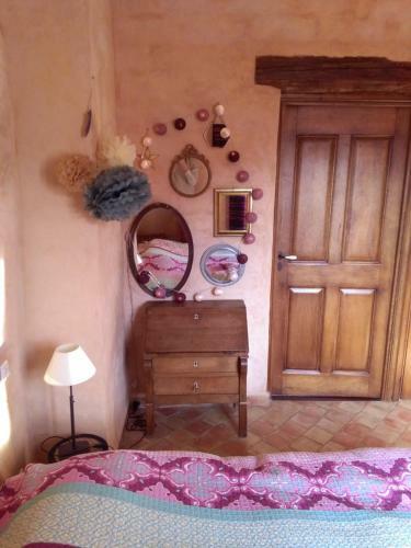 La Maison Derri�re La Fontaine