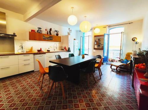 Grande Maison De Vill(age)e Avec Jardin Cach�